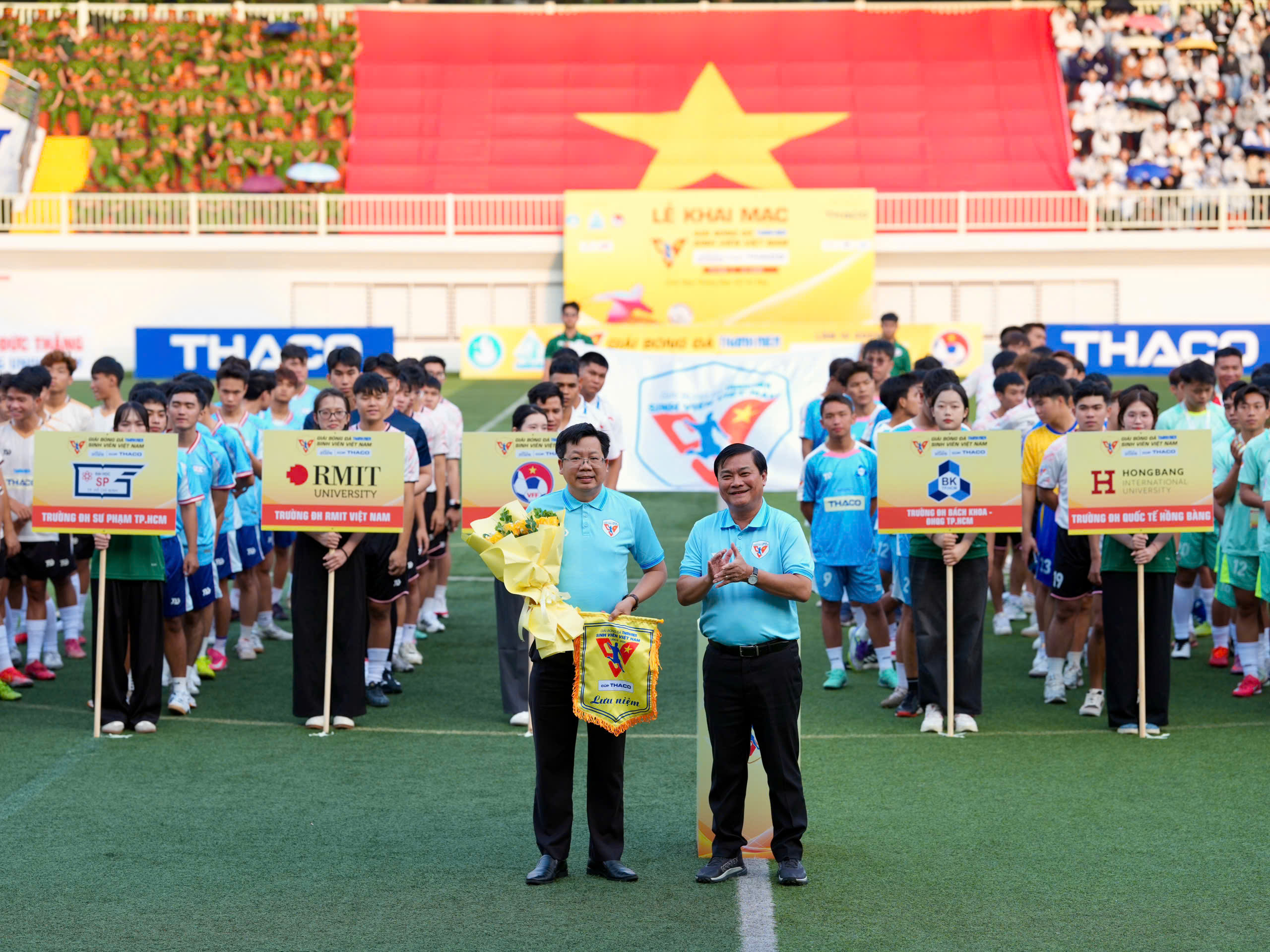 Rực rỡ lễ khai mạc TNSV THACO cup 2026: Ngày hội lớn đậm chất sinh viên, chuyên nghiệp và hấp dẫn- Ảnh 1. Rực rỡ lễ khai mạc TNSV THACO cup 2026: Ngày hội lớn đậm chất sinh viên, chuyên nghiệp và hấp dẫn- Ảnh 1.