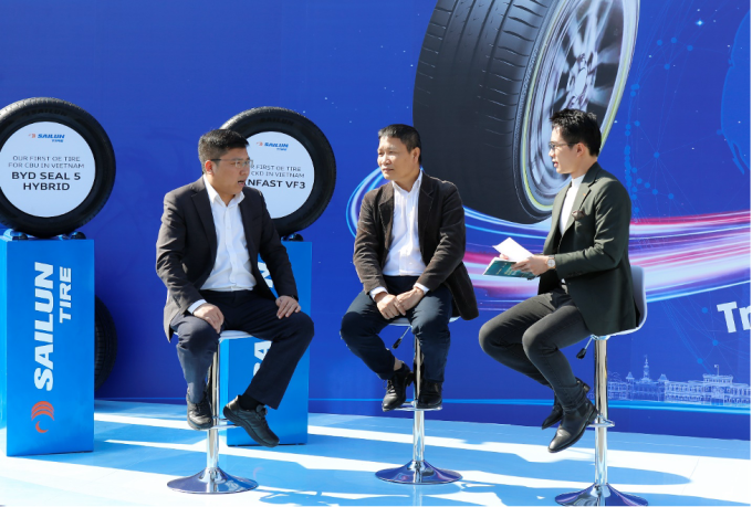 Từ trái qua, ông Tào Quốc Cường, Tổng giám đốc kinh doanh khu vực châu Á, tập đoàn Sailun, ông Nguyễn Mạnh Thắng, Tổng giám đốc Whatcar Việt Nam tại tọa đàm Car Talks. Ảnh: Lương Dũng