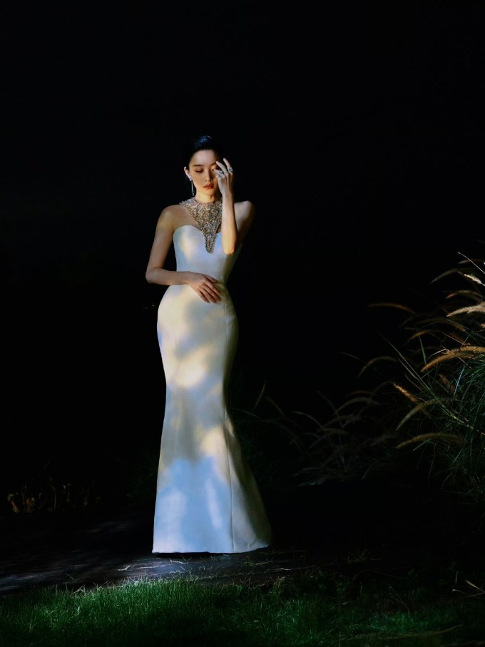 Nghê Ni giữ dáng đồng hồ cát dù không ăn kiêng khắt khe 1 Không theo chế độ ăn kiêng hà khắc, không ép cân, Nghê Ni vẫn duy trì vóc dáng đồng hồ cát mềm mại, săn chắc - hình mẫu được giới thời trang và điện ảnh Hoa ngữ đánh giá cao suốt nhiều năm qua. Ảnh: Weibo