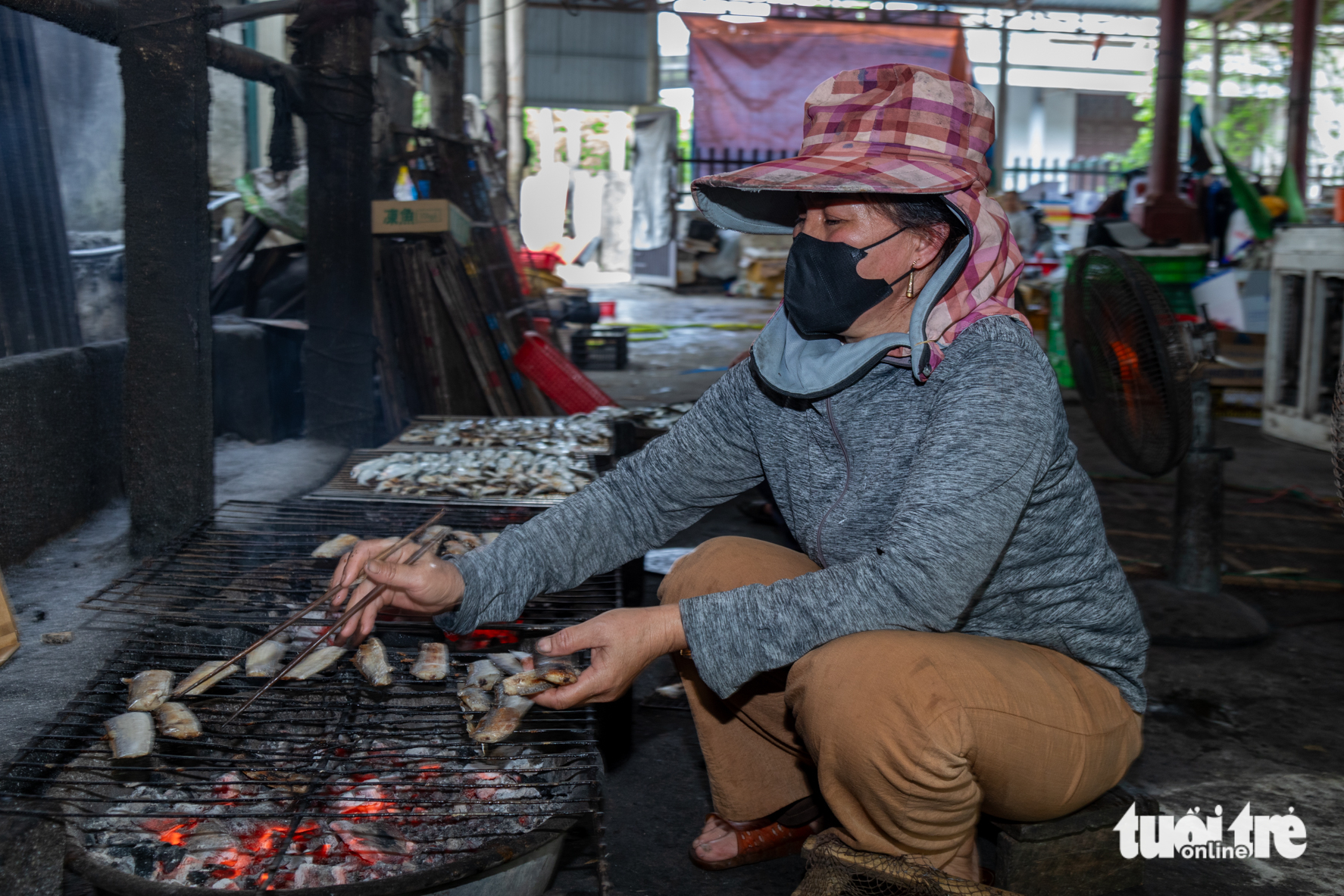 Nghề nướng cá biển vào vụ Tết, người làm ngồi bên bếp than hồng từ trưa đến tối 1 nghề biển - Ảnh 1.