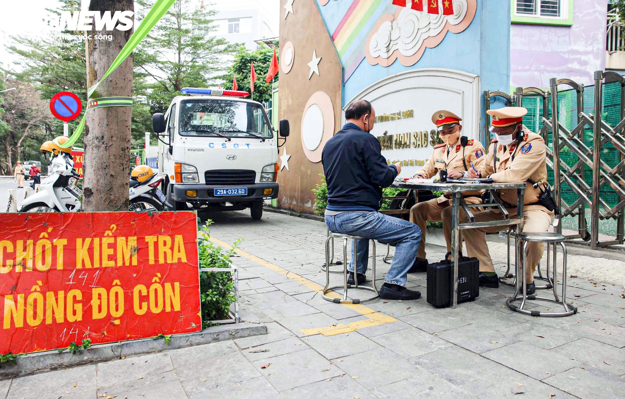 Nghĩ CSGT nghỉ Tết, người đàn ông uống rượu vẫn đạp xe và bị phạt- Ảnh 1.