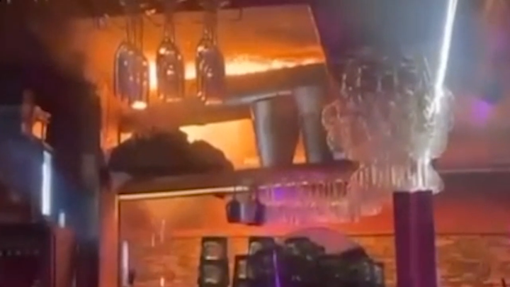 Thảm kịch cháy quán bar ở Thụy Sĩ: Nghi do pháo hoa làm bén lửa trần nhà- Ảnh 1.