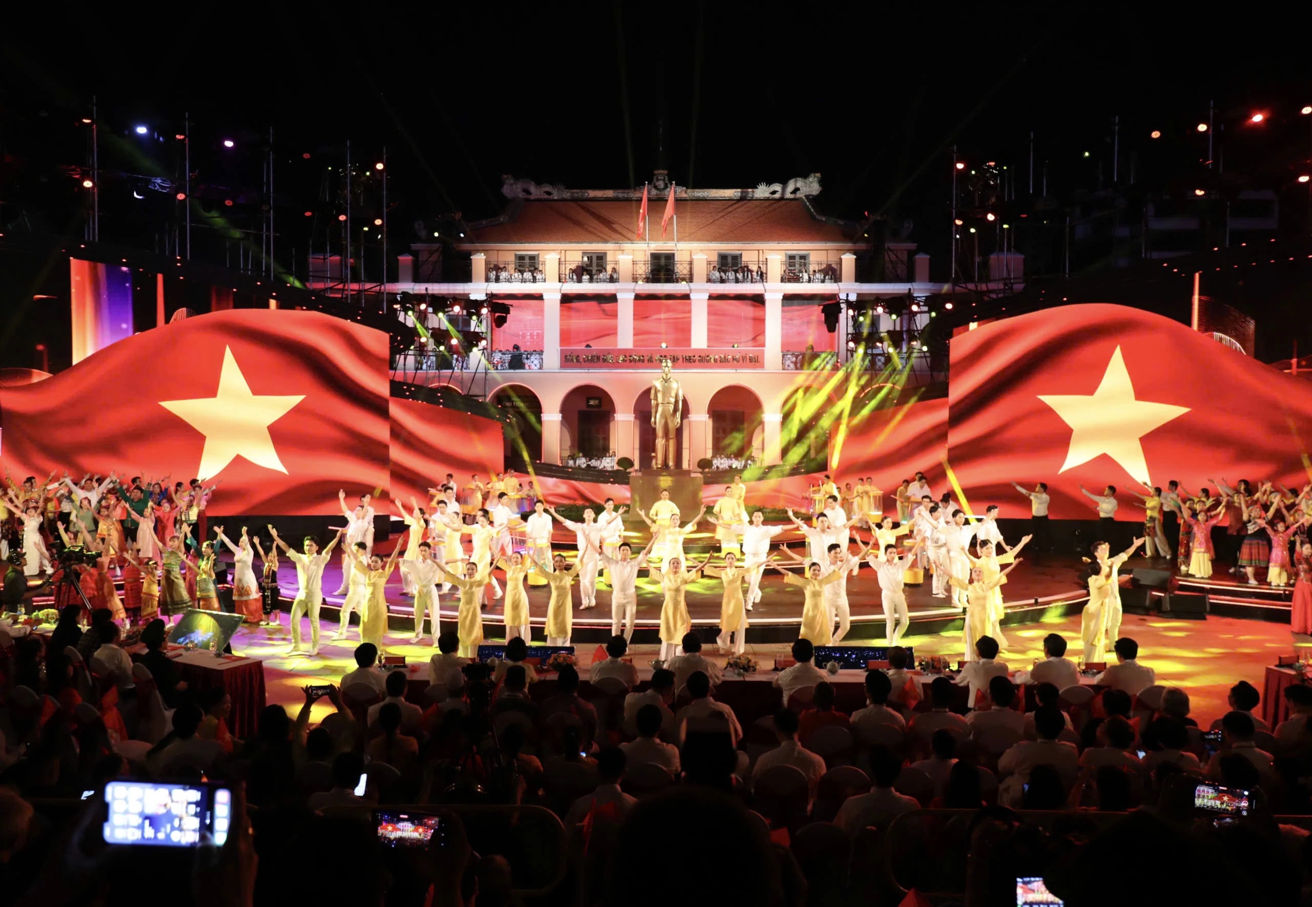 Nghị quyết của Bộ Chính trị về phát triển văn hóa Việt Nam - Ảnh 1.