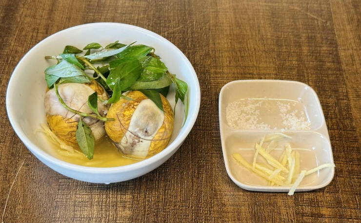 Nghiên cứu của Nhật Bản chỉ ra thói quen khi ăn trưa tốt cho huyết áp, tim mạch 1 Bạn nên hạn chế thêm muối vào món ăn. Ảnh: Ban Mai