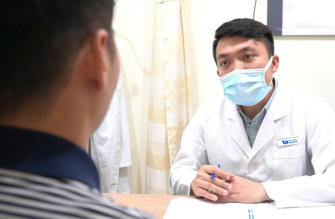 Bác sĩ Dương đang khám cho Cường. Ảnh: Bệnh viện Đa khoa Tâm Anh