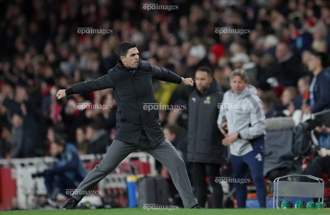 HLV Arteta cùng các học trò Arsenal đang chiếm lợi thế trên đường đua vô địch Premier League. Ảnh: EPA. ngoai-hang-anh-dao-chieu-kich-tinh-mu-va-man-city-say-chan-arsenal-huong-loi-lon (3).jpg