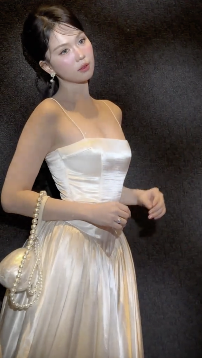 Ngọc Trinh theo trend túi lạ của nàng dâu tỷ phú Phương Nhi- Ảnh 2.