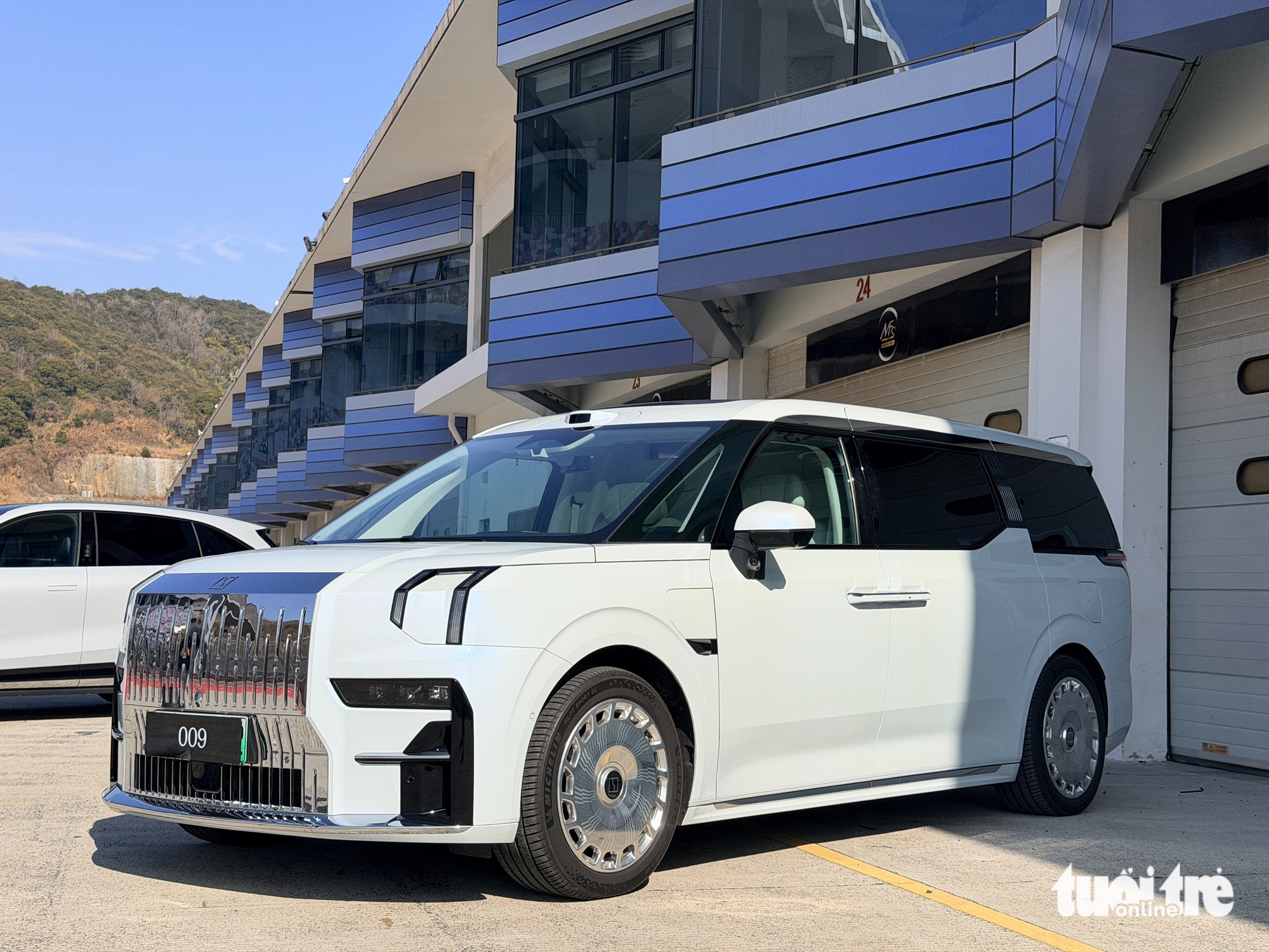 'Ngồi Zeekr 009 sắp về Việt Nam để hiểu vì sao Toyota Alphard sắp có đối thủ đáng gờm' 2 Zeekr - Ảnh 2.