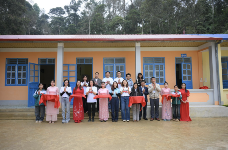 Ngoi truong moi thay lop go cho hoc tro ngheo