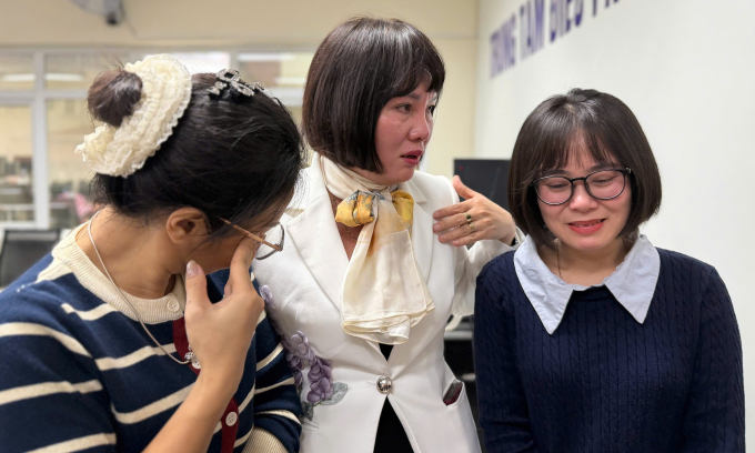 Chị Hiền (phải) và chị Gấm (trái) xúc động khi gặp lại chị Thu Nga, thành viên tổ tư vấn hiến tạng Bệnh viện Đa khoa Xanh Pôn. Ảnh: Lê Nga