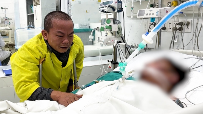 Người cha khóc tiễn biệt con trai. Ảnh: Lộc Chung