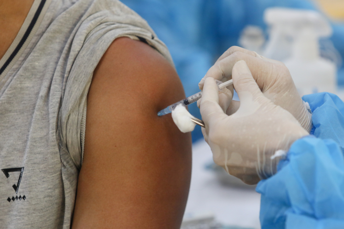 Nhân viên y tế TP HCM tiêm vaccine cho người dân ở cộng đồng. Ảnh: Thành Nguyễn