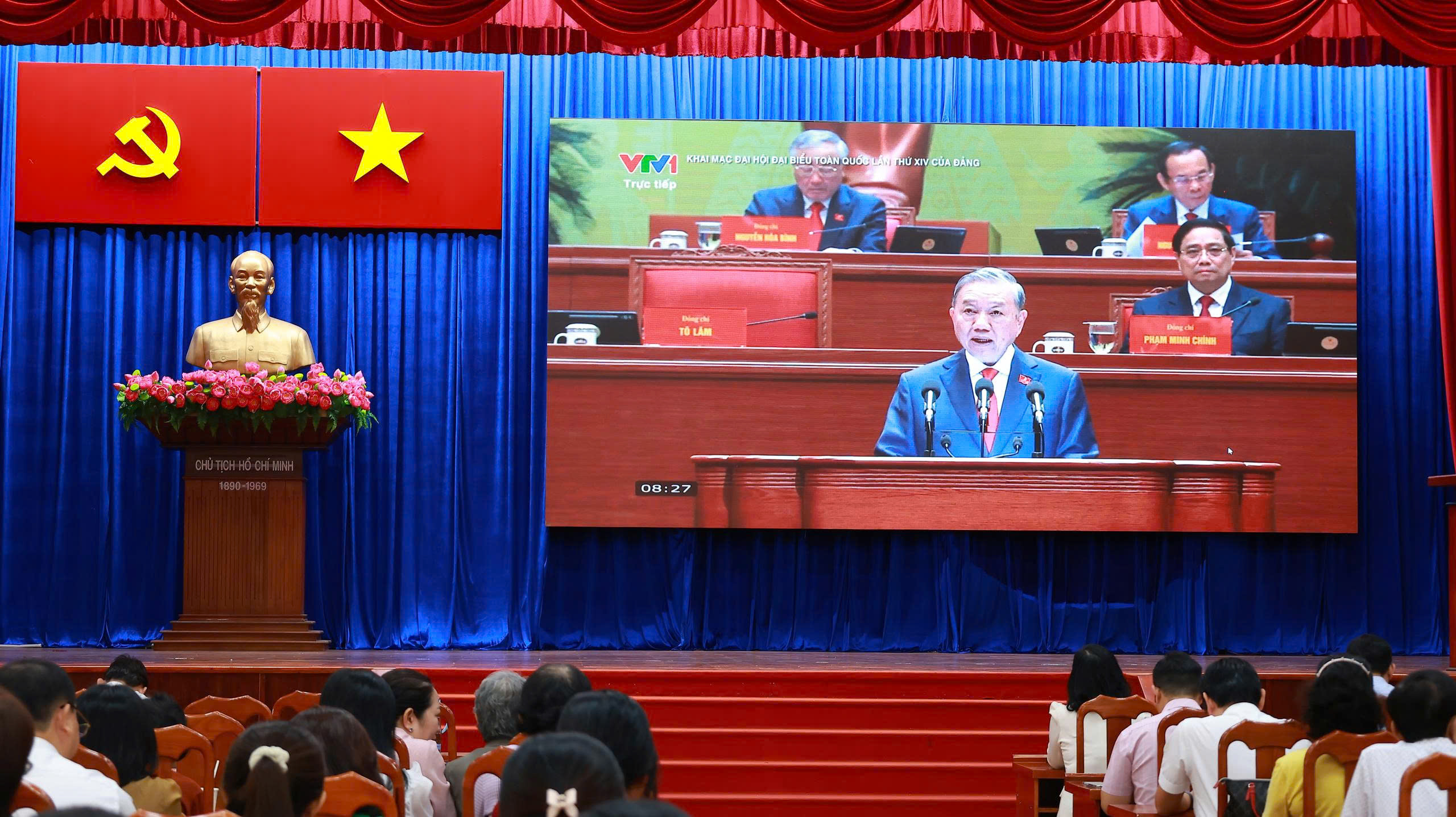 Người dân TP.HCM gửi gắm kỳ vọng qua lễ khai mạc Đại hội XIV của Đảng - Ảnh 1.