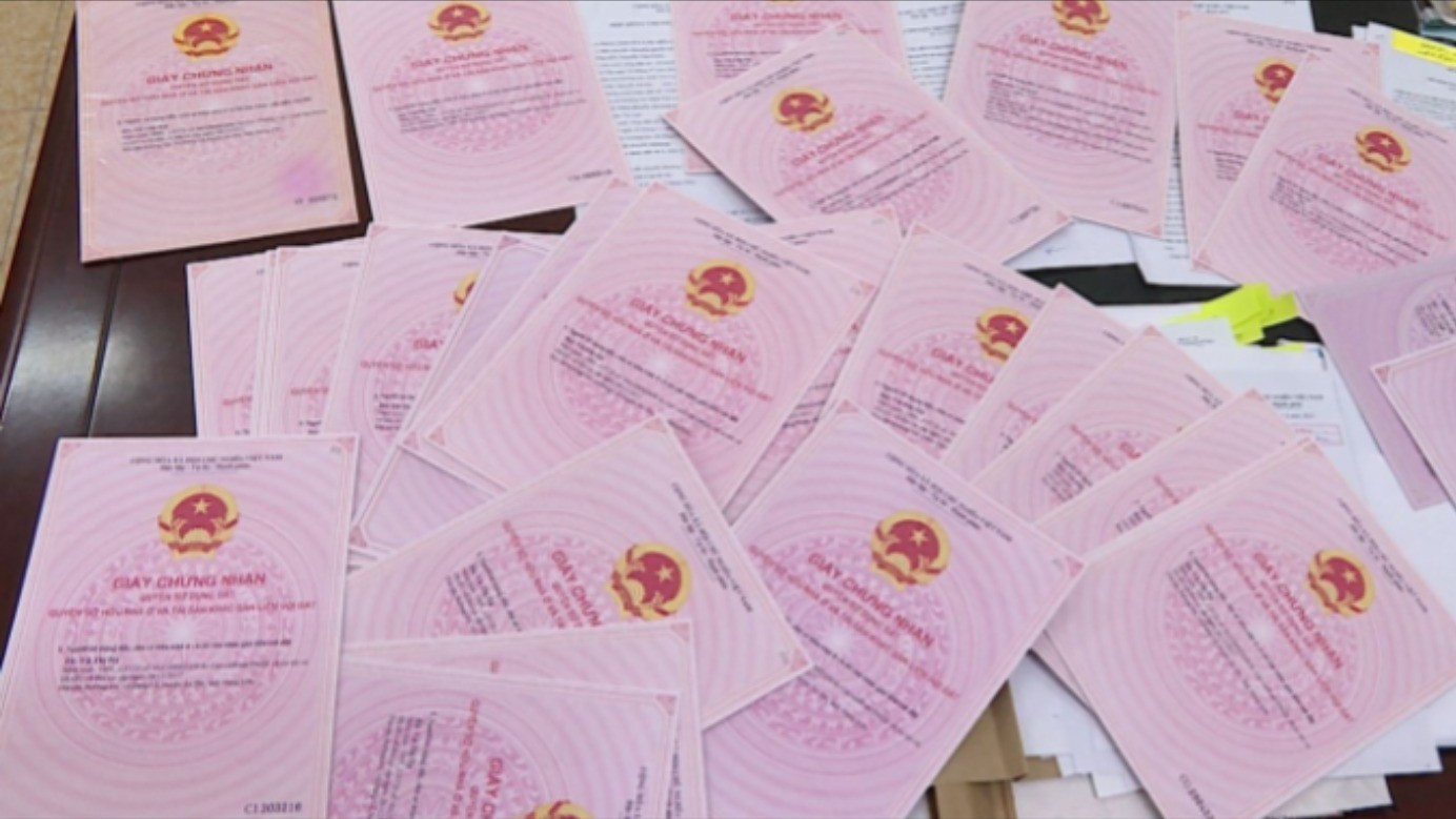 Người dân có sổ trắng, sổ xanh được cấp đổi sang sổ đỏ theo quy định mới- Ảnh 1.