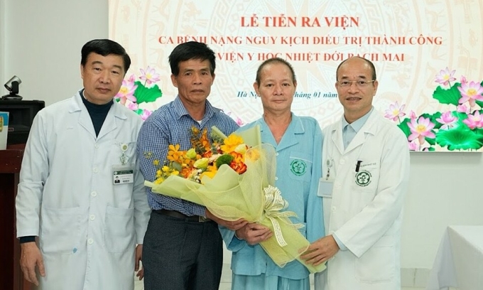 Các bác sĩ chúc mừng bệnh nhân xuất viện. Ảnh: Thế Anh
