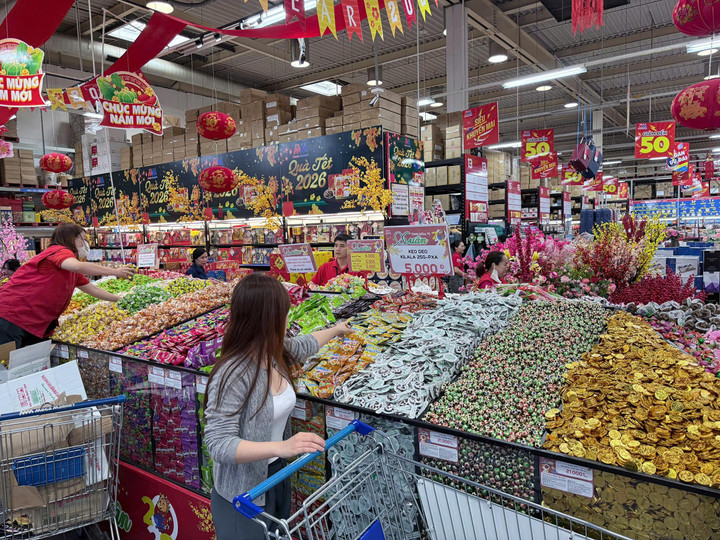 Người dùng đổi hướng mua sắm online, các nhà bán lẻ vẫn đua nhau mở siêu thị- Ảnh 1.