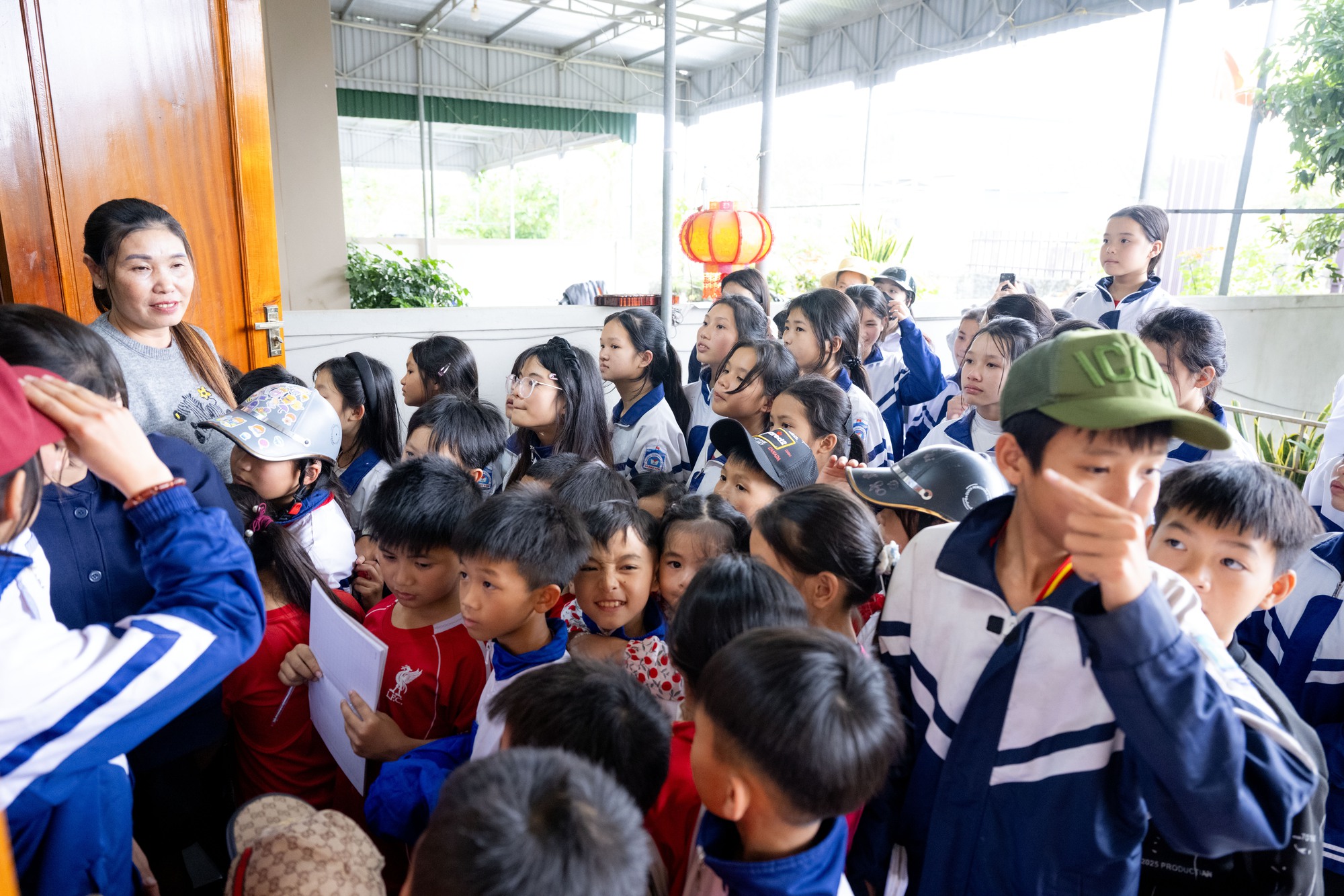 Ngay lúc này tại nhà Đình Bắc: Người hâm mộ vượt 30km đội nắng chờ đợi hàng giờ, quyết không về khi chưa gặp thần tượng- Ảnh 1.