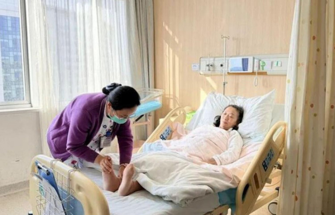 Bà Zou tại bệnh viện, sau khi sinh con trai bằng phương pháp sinh mổ. Ảnh: Urban Express Orange Interactive