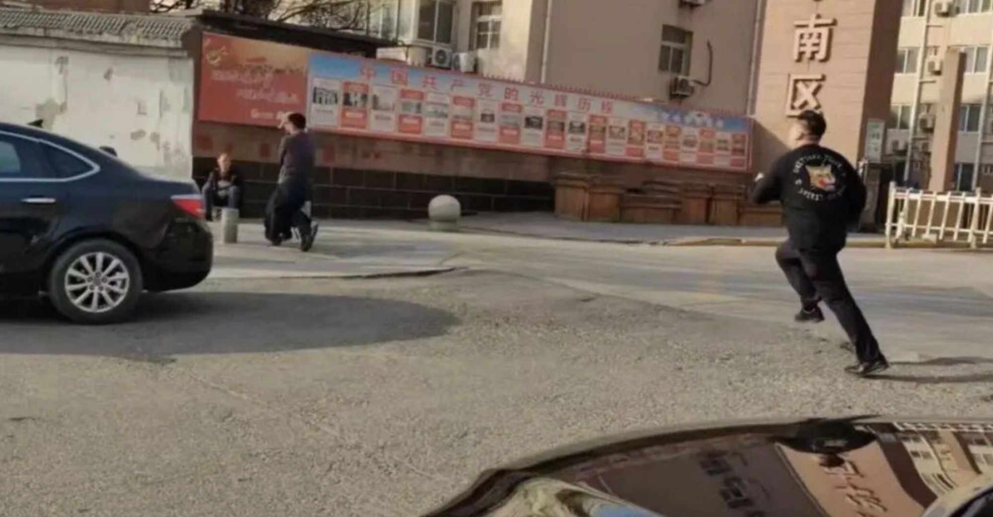 Người phụ nữ bị “lừa đảo vàng” kiểu mới, tự tay cầm thỏi vàng nửa cân trị giá gần 2 ỉ giao cho tội phạm- Ảnh 1.