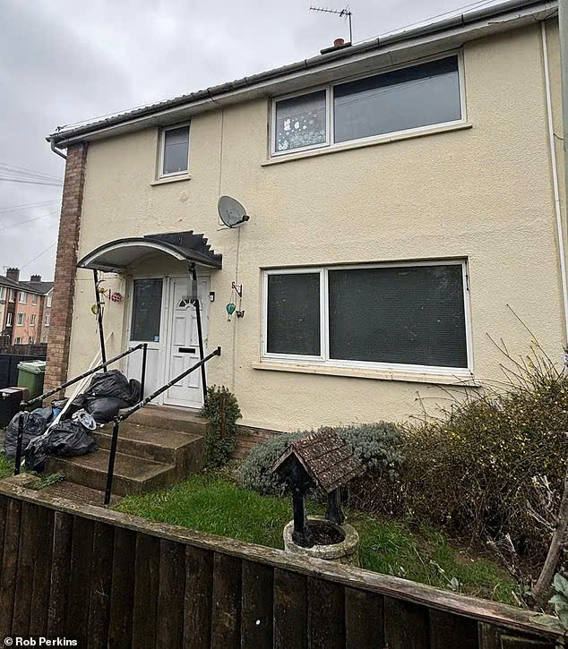 Người phụ nữ bị nhốt như nô lệ 25 năm trong căn phòng bẩn thỉu, manh mối giải cứu chính là mẩu giấy- Ảnh 1.