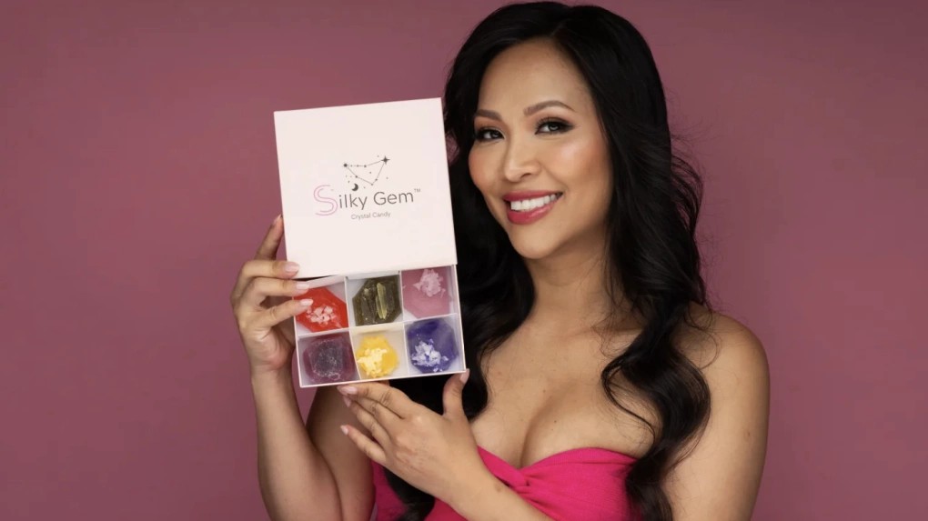 Từ 1 triệu đồng trong túi đến gần 230 tỷ đồng doanh thu: Người phụ nữ gốc Việt vô gia cư đổi đời nhờ món quà vặt tuổi thơ- Ảnh 1. Từ 1 triệu đồng trong túi đến gần 230 tỷ đồng doanh thu: Người phụ nữ gốc Việt vô gia cư đổi đời nhờ món quà vặt tuổi thơ- Ảnh 1.