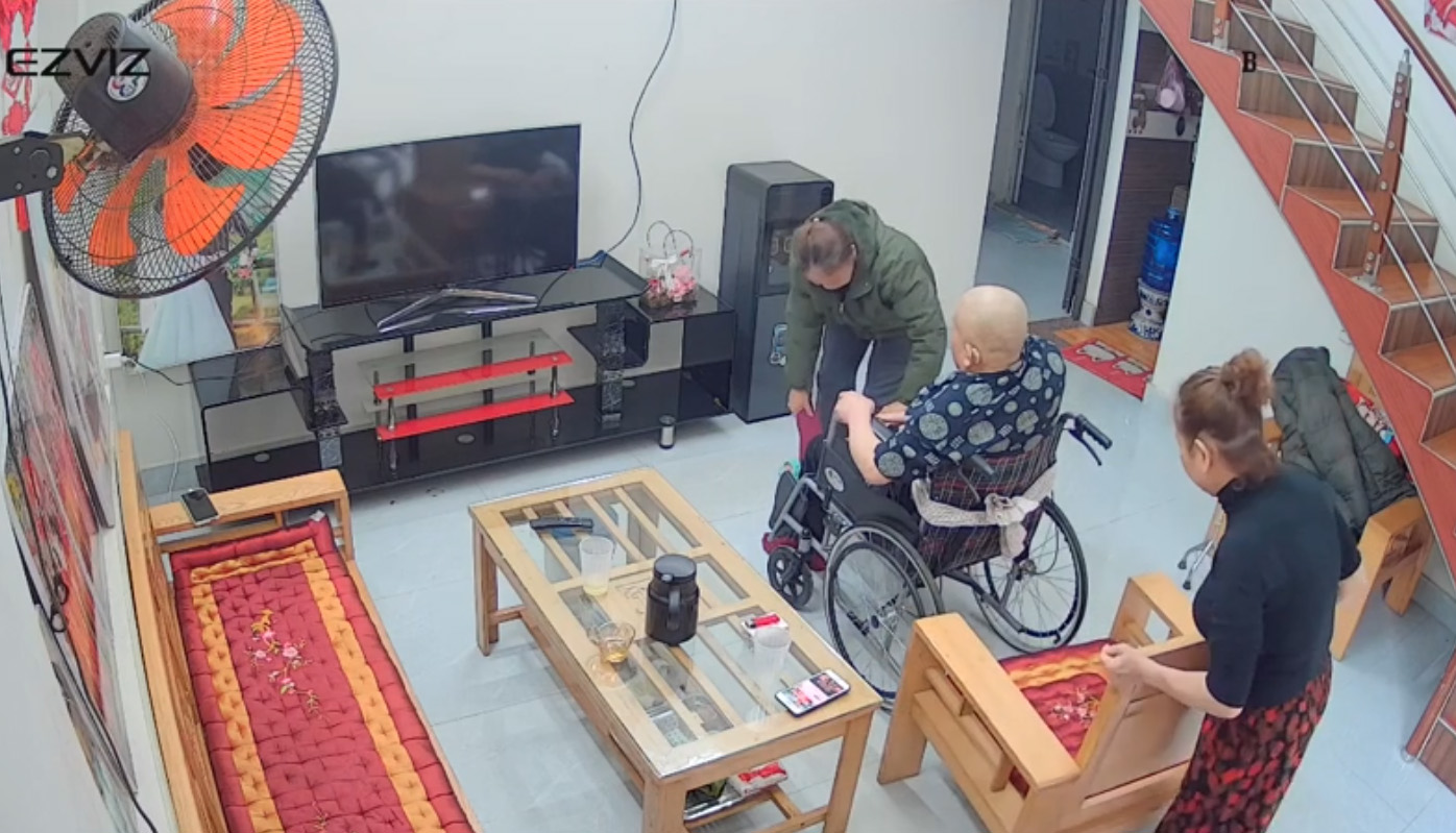 Hiếm có: Người phụ nữ sang chăm sóc ông thông gia bị bệnh ở Thái Nguyên, hé lộ câu chuyện phía sau- Ảnh 1.