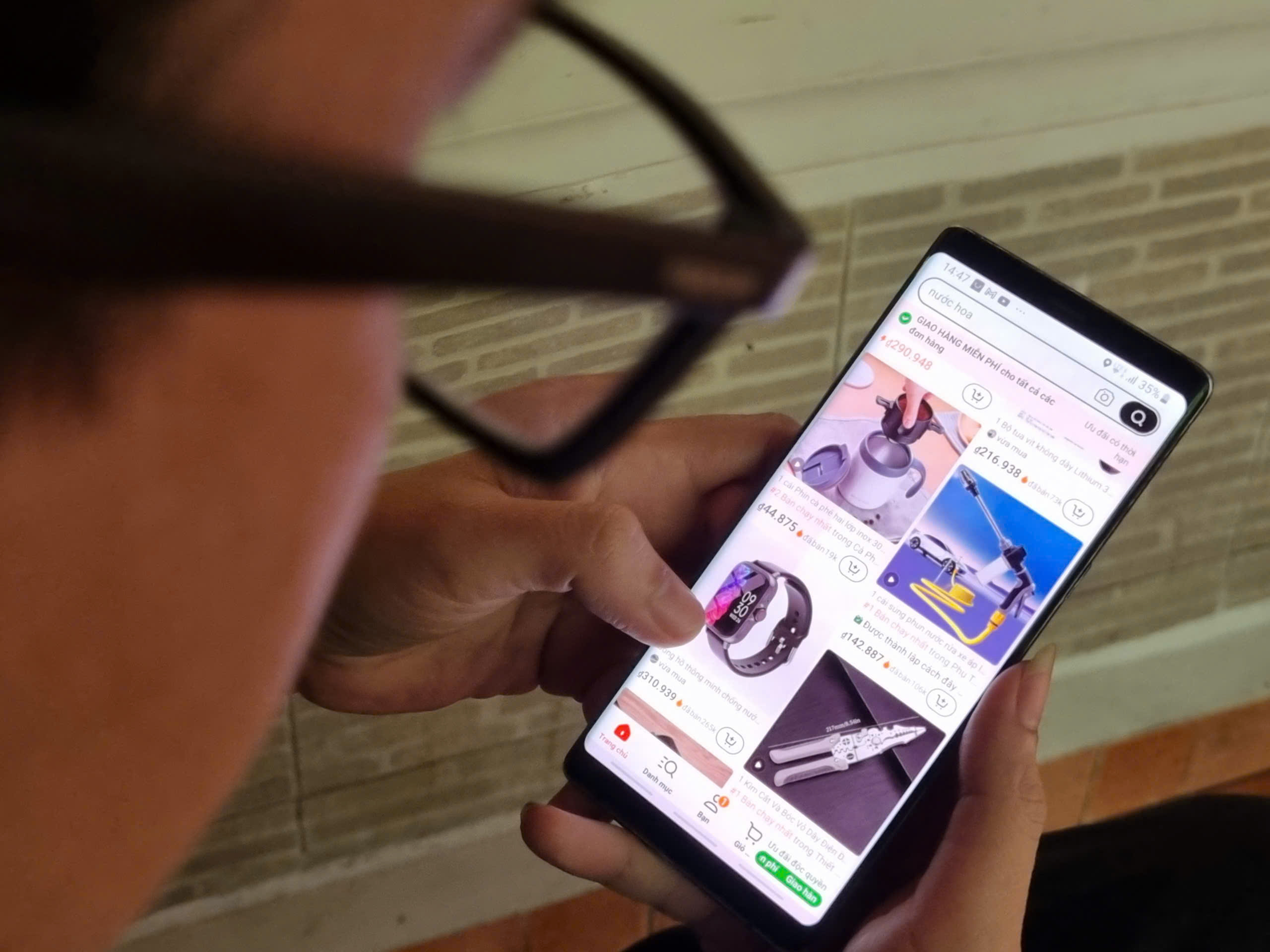 Người tiêu dùng thắt chặt chi tiêu vì vấn nạn hàng giả- Ảnh 1.