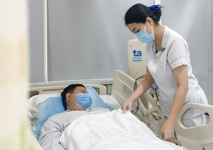 Anh Bình đang điều trị lọc máu định kỳ tại Phòng khám Đa khoa Tâm Anh Quận 7. Ảnh: Bệnh viện cung cấp