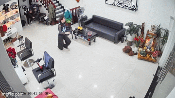 Chồng chém vợ và con gái tại tiệm tóc ở Bắc Ninh: Người trong cuộc hé lộ nguyên nhân- Ảnh 1.