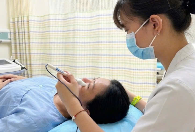 Người bệnh liệt dây thần kinh số 7 được điện xung kích thích cơ mặt cho, duy trì trương lực cơ và phục hồi vận động. Ảnh: Bệnh viện Đa khoa Tâm Anh