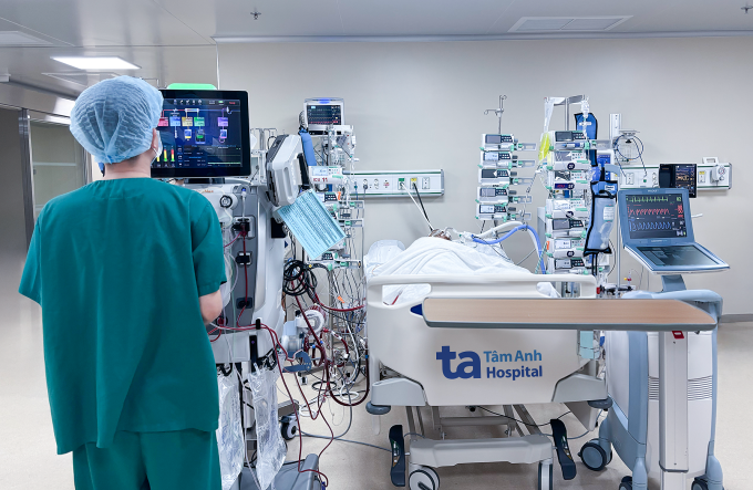 Người bệnh được lọc máu và theo dõi liên tục tại khoa Hồi sức tích cực - Chống độc (ICU). Ảnh: Bệnh viện Đa khoa Tâm Anh