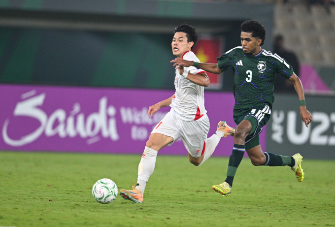 Tiền đạo Nguyễn Đình Bắc đi bóng trong trận Việt Nam thắng Arab Saudi, trên sân Prince Abdullah al-Faisal, thành phố Jeddah, Arab Saudi, lượt cuối bảng A U23 châu Á tối 12/1/2026. Ảnh: AFC