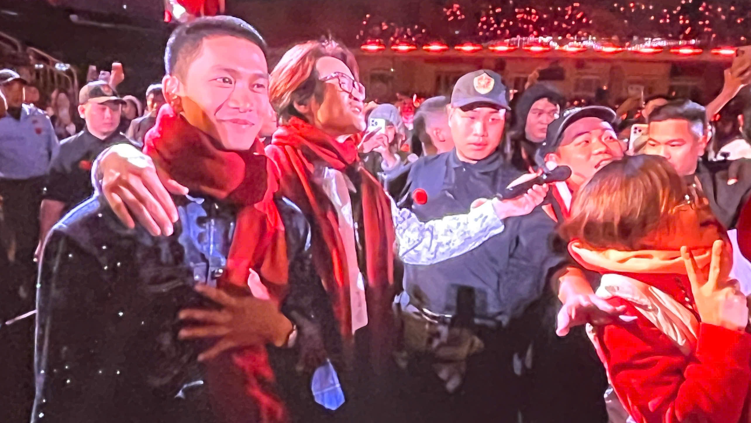 Nguyễn Hùng hát "Năm ngón bàn tay" với Hà Anh Tuấn