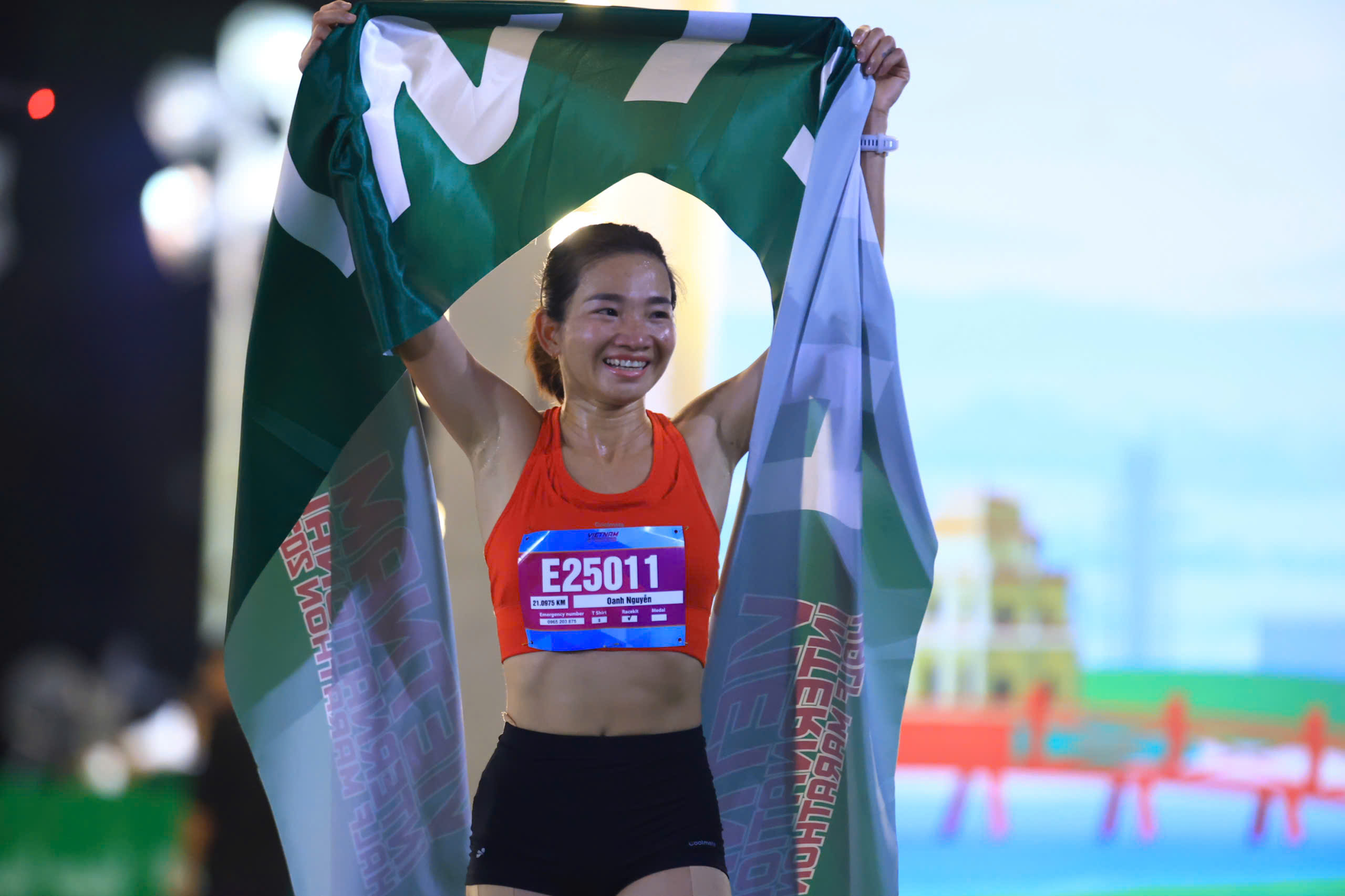 Nguyễn Thị Oanh và Hoàng Nguyên Thanh vô địch giải bán marathon, cùng 7.000 runner chào năm mới tại Hà Nội- Ảnh 1.