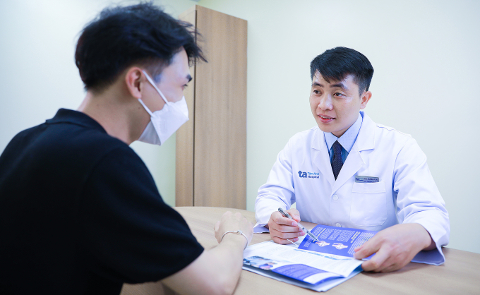 Bác sĩ Lộc giải thích tình trạng sức khỏe khớp gối cho người bệnh. Ảnh: Bệnh viện Đa khoa Tâm Anh