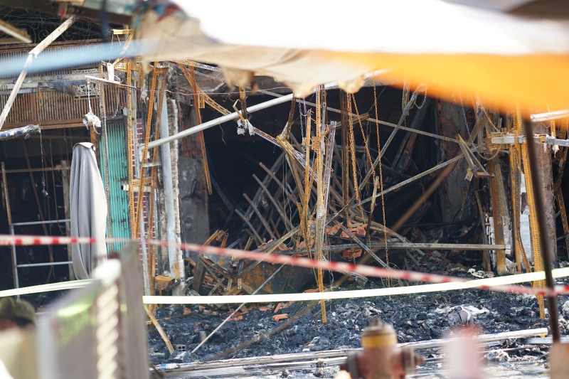 Hiện trường tan hoang sau vụ cháy trong chợ Nhị Thiên Đường: Nhà cửa hàng hóa bị thiêu rụi sau một đêm, người dân ngậm ngùi đi thuê trọ sát Tết- Ảnh 1.