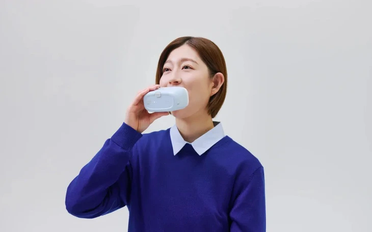 Nhà khoa học bị robot đá vào chỗ hiểm - Ảnh 1.