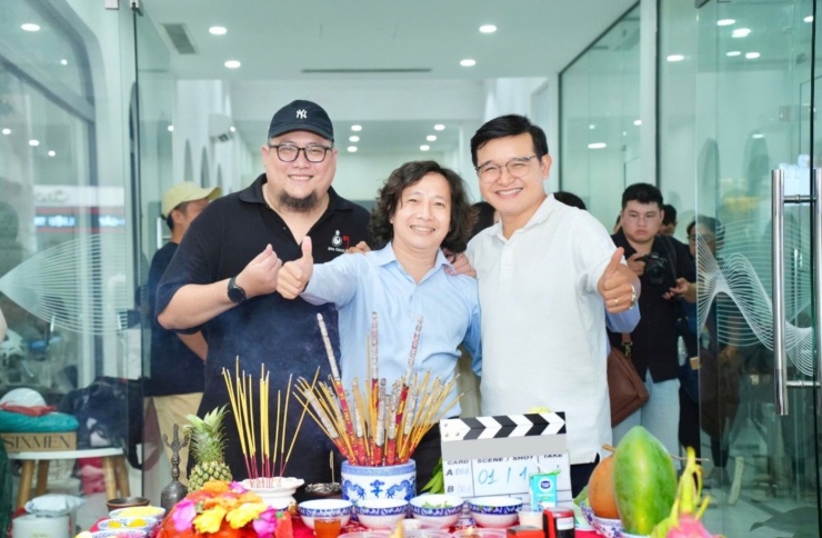 Đạo diễn Võ Thanh Hòa (ngoài cùng bên phải) trong lễ khai máy.