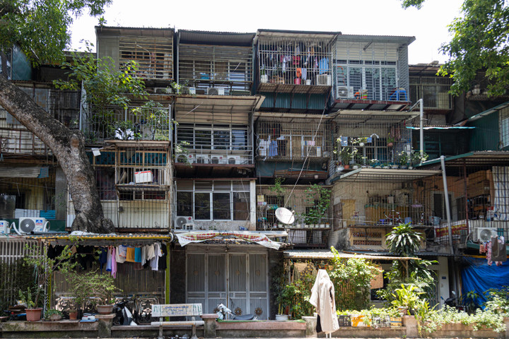 Nhà tập thể cũ ở Hà Nội được rao bán giá hơn 350 triệu đồng/m²- Ảnh 1.