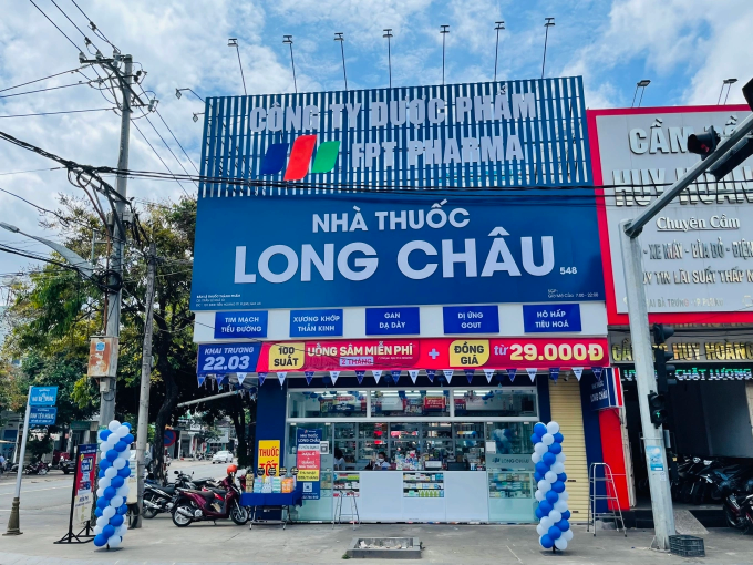 Bên ngoài một nhà thuốc Long Châu. Ảnh: FPT Retail