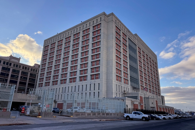 Bên ngoài nhà tù MDC ở Brooklyn, New York, ngày 4/1. Ảnh: AFP