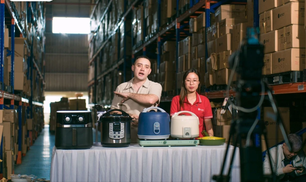 Nhà sáng tạo nội dung livestream bán đồ gia dụng tại xưởng. Ảnh: TRANG NGUYỄN livestream_2.jpg