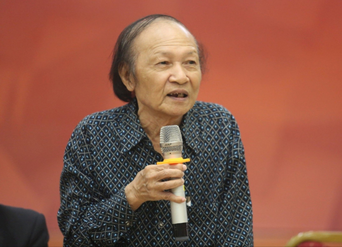 Nhạc sĩ Đoàn Bổng khi ra mắt tập thơ Bắt đầu từ đôi mắt, năm 2023. Ảnh: Nhà xuất bản Văn học