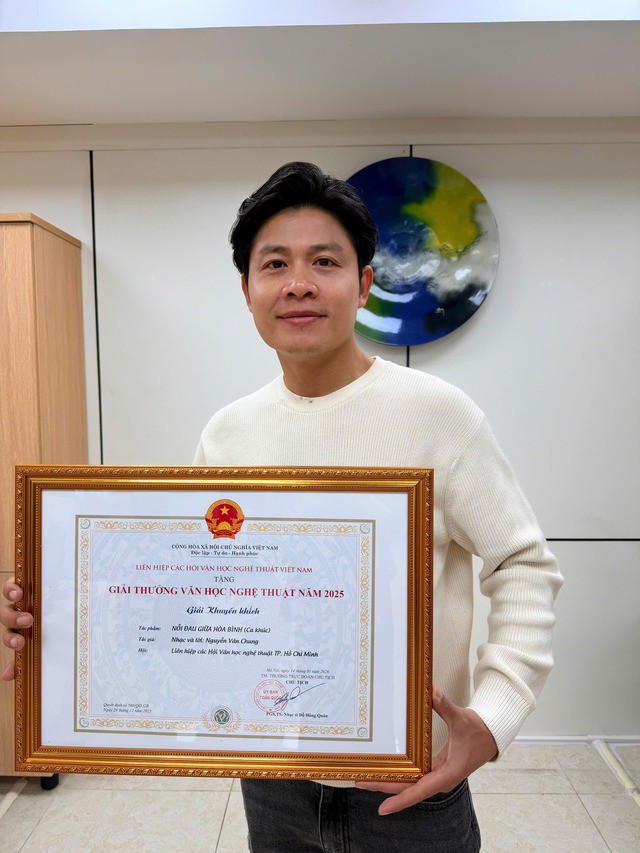 Nhạc sĩ Nguyễn Văn Chung khoe Giải thưởng Văn học nghệ thuật năm 2025 dành cho ca khúc "Nỗi đau giữa hòa bình".