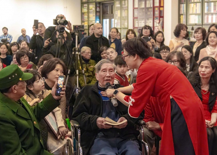 Nhà báo Phạm Hồng Tuyến cầm mic cho nhạc sĩ Phạm Tuyên phát biểu. Ảnh: HH