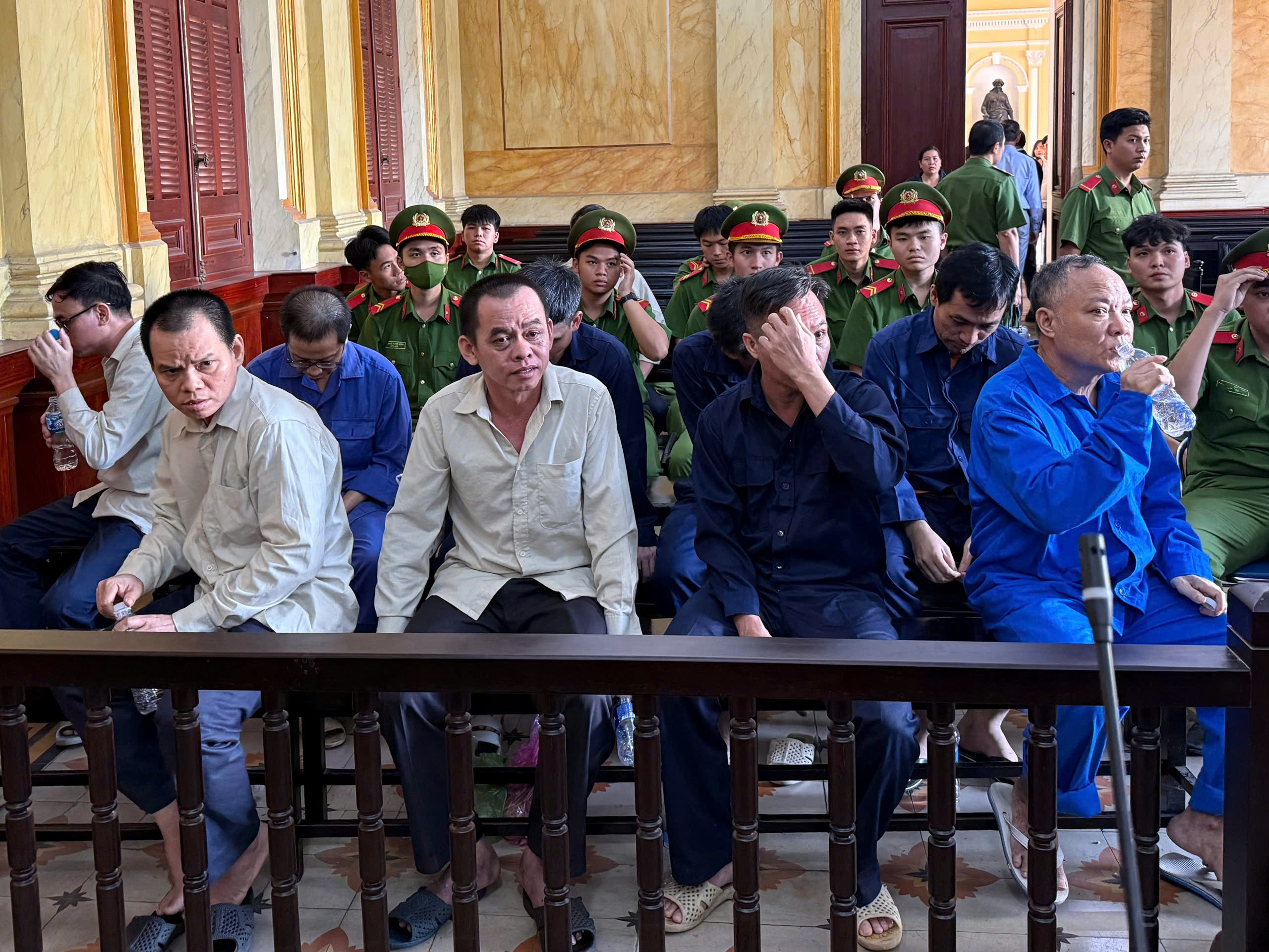 “Nhắm mắt” nghiệm thu PCCC, làm giả hồ sơ xây dựng ở quận Phú Nhuận cũ: 11 người lãnh án - Ảnh 1.