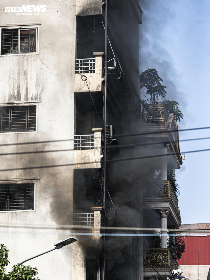 Nhân chứng kể phút lửa bao trùm nhà 7 tầng, chủ nhà nhảy từ trên cao thoát thân- Ảnh 1.
