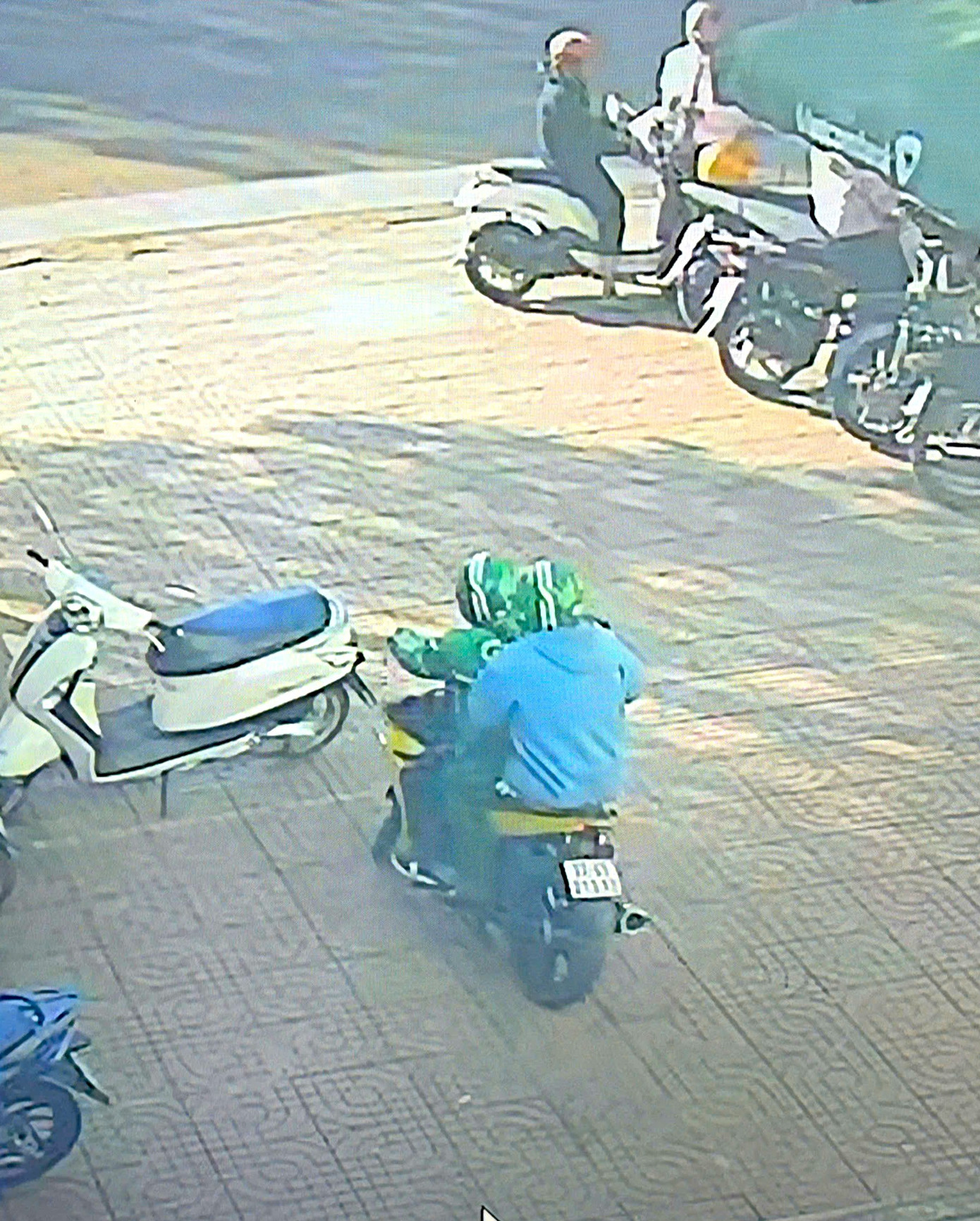 Nhân viên hoảng loạn kể lại vụ cướp ở Vietcombank: Nhấn chuông báo động trong tích tắc, nhiều người ném vội cọc tiền vào sọt rác- Ảnh 3.