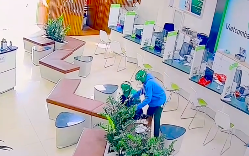 Nhân viên hoảng loạn kể lại vụ cướp ở Vietcombank: Nhấn chuông báo động trong tích tắc, nhiều người ném vội cọc tiền vào sọt rác- Ảnh 2.