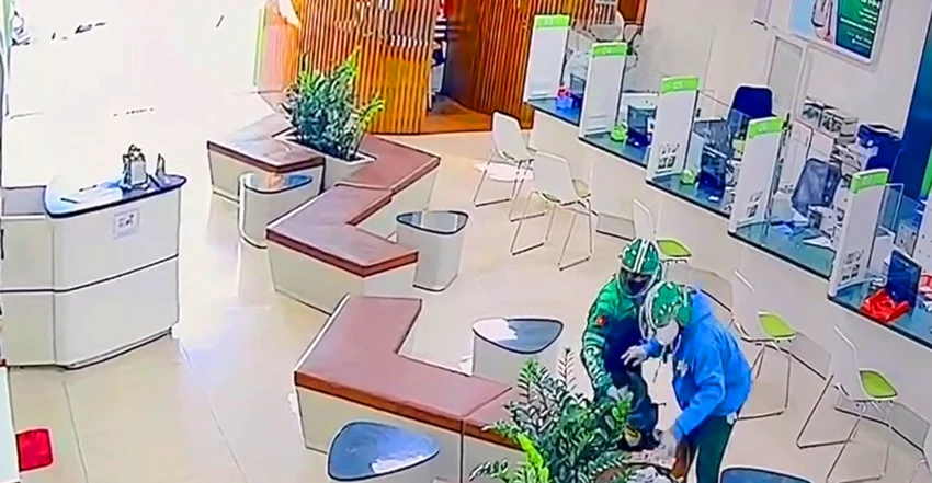 Nhân viên hoảng loạn kể lại vụ cướp ở Vietcombank: Nhấn chuông báo động trong tích tắc, nhiều người ném vội cọc tiền vào sọt rác- Ảnh 1.